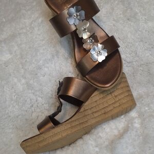 Italian Shoemakers Metallic Multi-color Wedges with Floral Accents Womens 6.5M